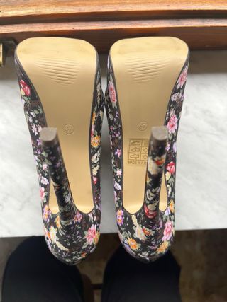 Tacchi floreali neri