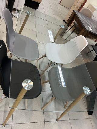 Mesa cristal 4 sillas diseño nórdico