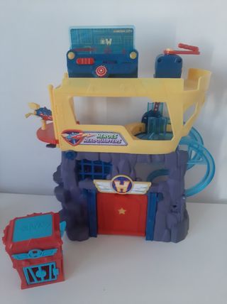 SuperThings: Vehículos, robots y Cuartel