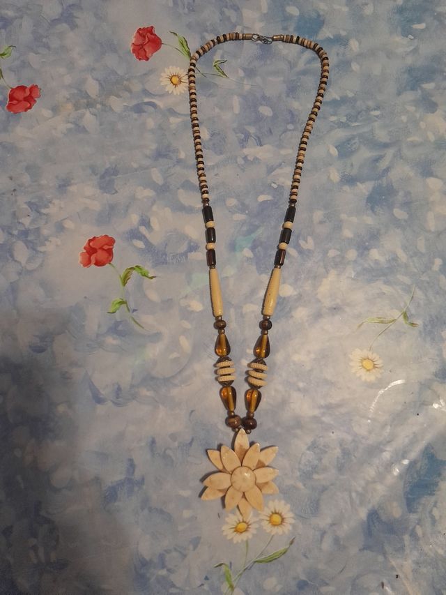 Colar vintage bege e marrom