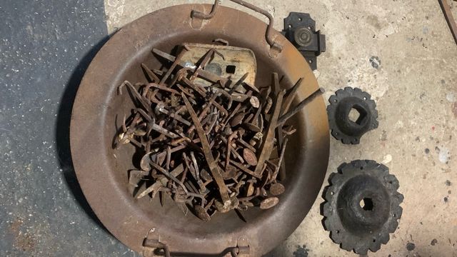 Brasero e chiodi antichi (metallo)