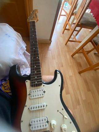 Guitarra eléctrica Academy y amplificador incluido