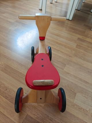 Bici sin pedales de madera.