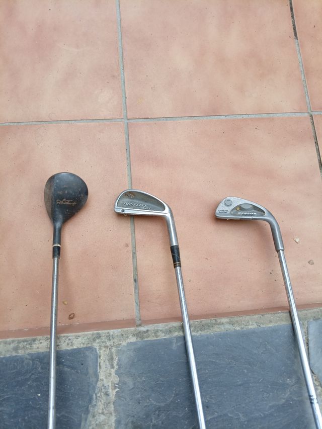 Tres palos de golf y 20 bolas de golf