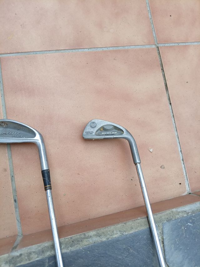 Tres palos de golf y 20 bolas de golf