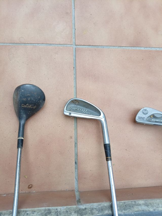 Tres palos de golf y 20 bolas de golf