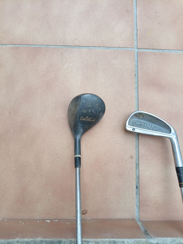 Tres palos de golf y 20 bolas de golf