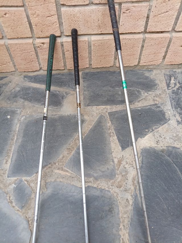 Tres palos de golf y 20 bolas de golf