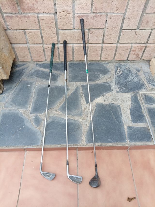Tres palos de golf y 20 bolas de golf