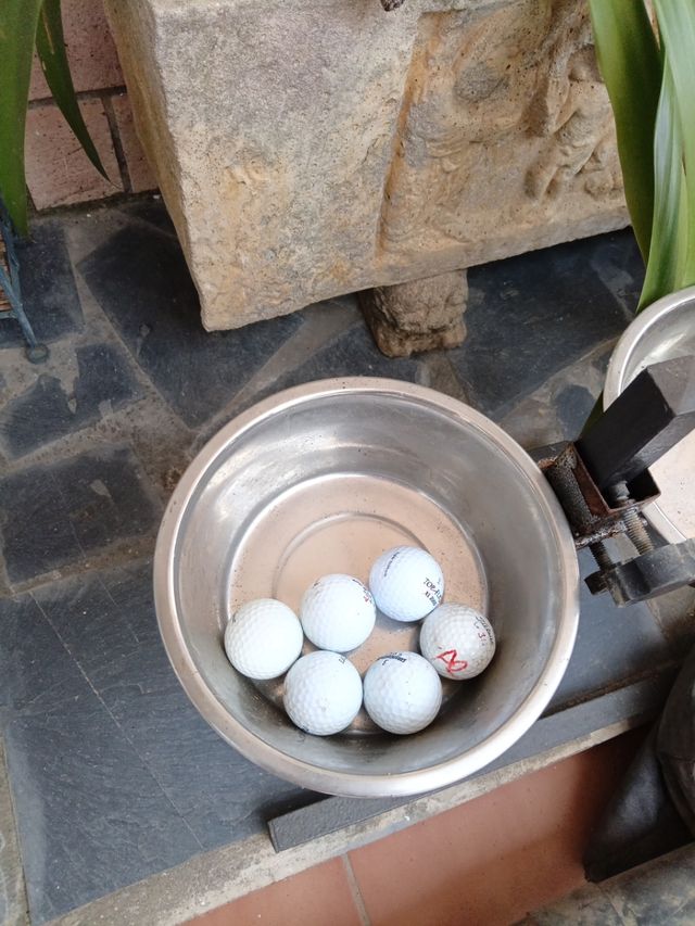 Tres palos de golf y 20 bolas de golf