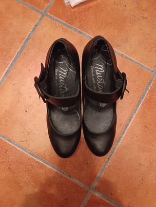 Zapatos negros tacón medio