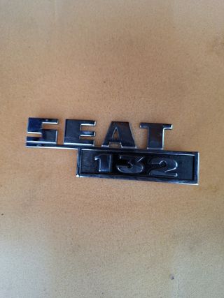 Anagrama SEAT 132 metálico