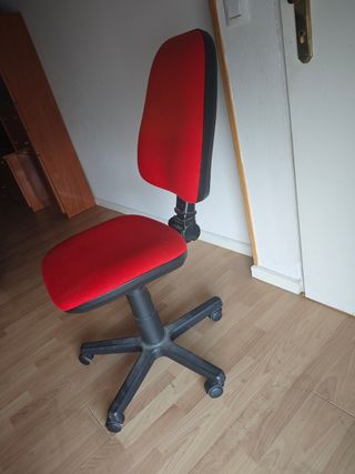 Silla giratoria roja