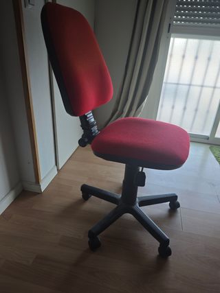 Silla giratoria roja