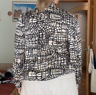 Blusa de seda natural negro/dorado