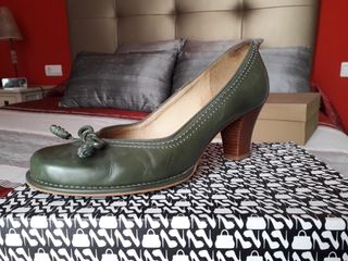 Zapatos salón tacón bajo en color verde