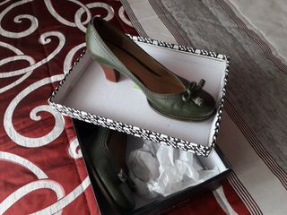 Zapatos salón tacón bajo en color verde