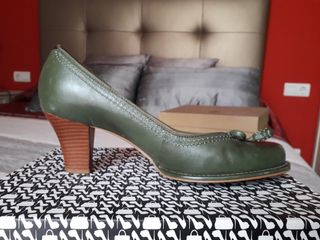 Zapatos salón tacón bajo en color verde