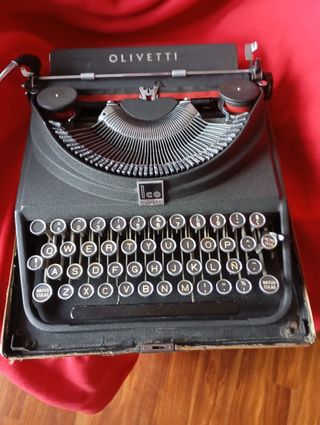 Máquina escribir Olivetti antigua