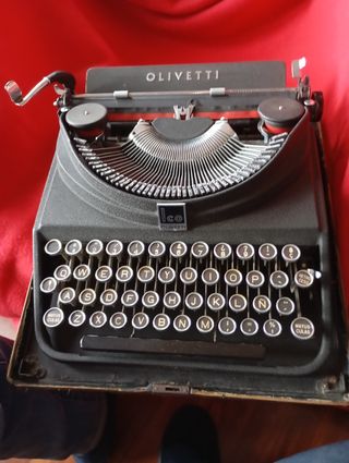 Máquina escribir Olivetti antigua
