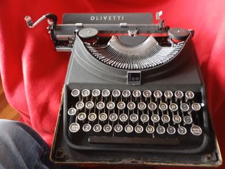 Máquina escribir Olivetti antigua