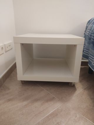 Mesita de noche blanca con ruedas
