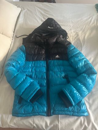 Chaqueta azul y negra