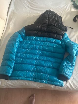 Chaqueta azul y negra