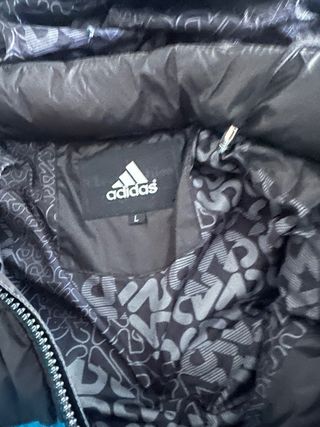 Chaqueta azul y negra