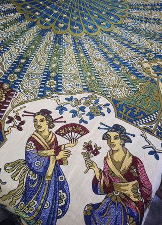 Colcha antigua con hilos de seda