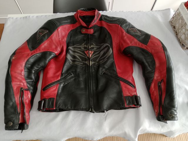 Chaqueta moto Dainese piel de segunda mano por 35 EUR en A Coruña