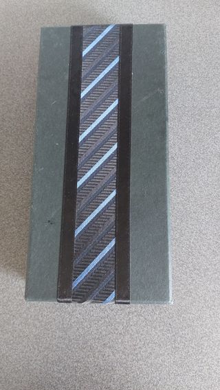 Corbata y gemelos azules y negros