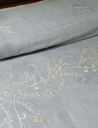 Colcha finales siglo XIX de organdil, bordada a ma