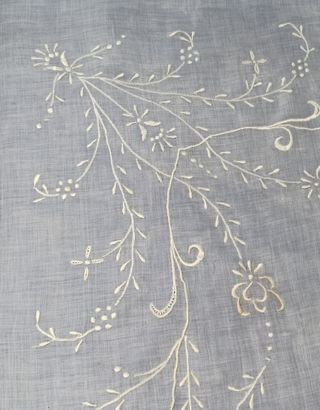 Colcha finales siglo XIX de organdil, bordada a ma