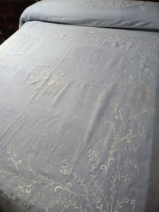 Colcha finales siglo XIX de organdil, bordada a ma