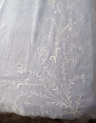 Colcha finales siglo XIX de organdil, bordada a ma