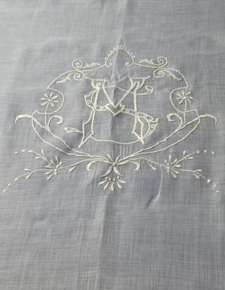 Colcha finales siglo XIX de organdil, bordada a ma