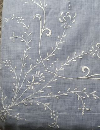 Colcha finales siglo XIX de organdil, bordada a ma