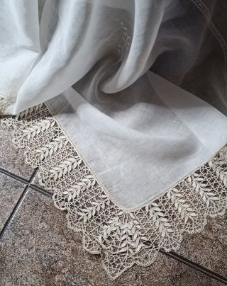 Colcha finales siglo XIX de organdil, bordada a ma