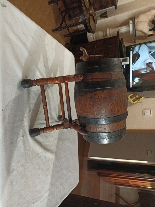 Barril de madera antiguo con grifo