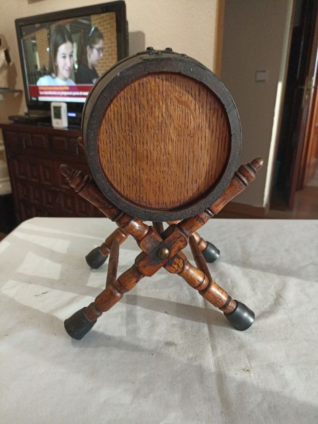 Barril de madera antiguo con grifo