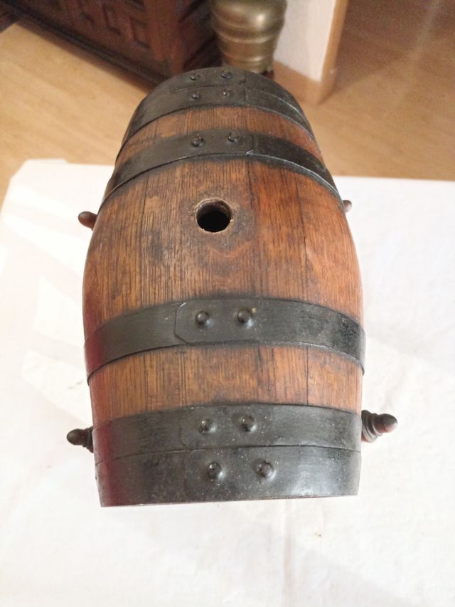 Barril de madera antiguo con grifo
