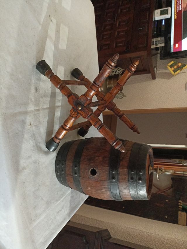 Barril de madera antiguo con grifo