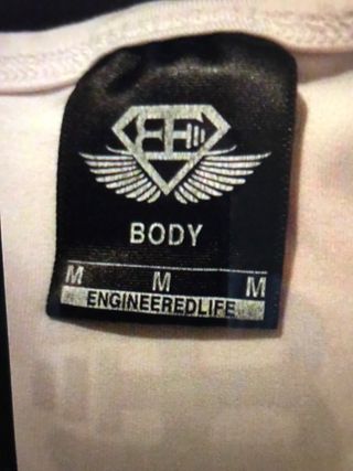 Camiseta blanca deportiva mujer con logo negro.