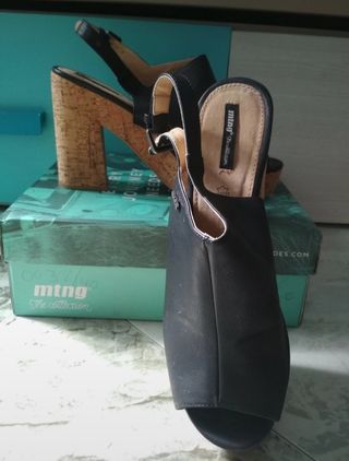 Zapatos mtng negros tacón corcho