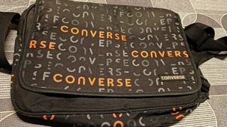 Bandolera Converse negra y naranja