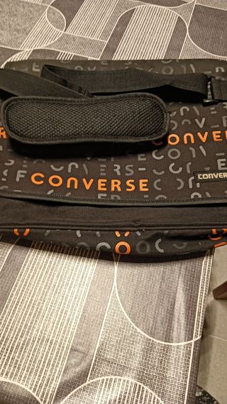 Bandolera Converse negra y naranja
