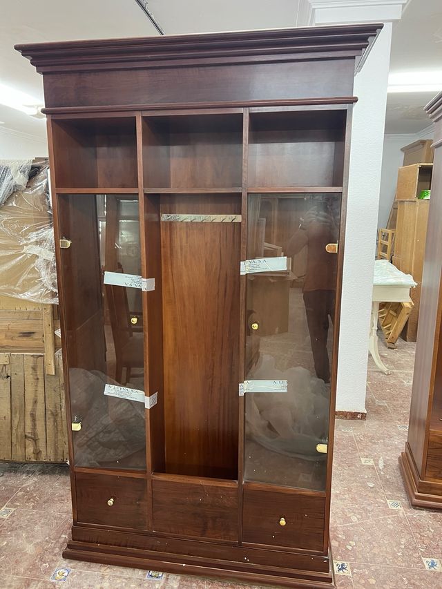 Vitrina de madera-vidrio marrón