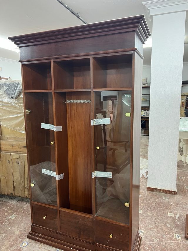 Vitrina de madera-vidrio marrón