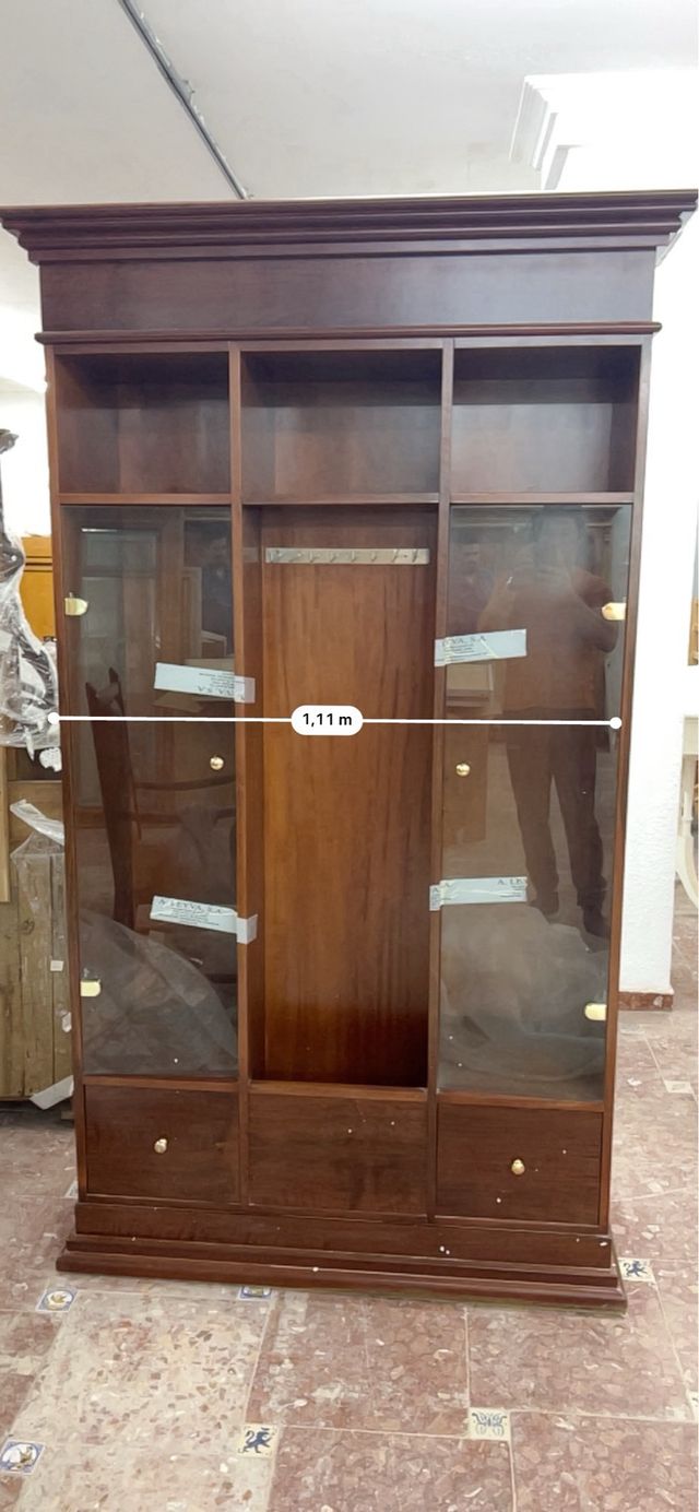 Vitrina de madera-vidrio marrón